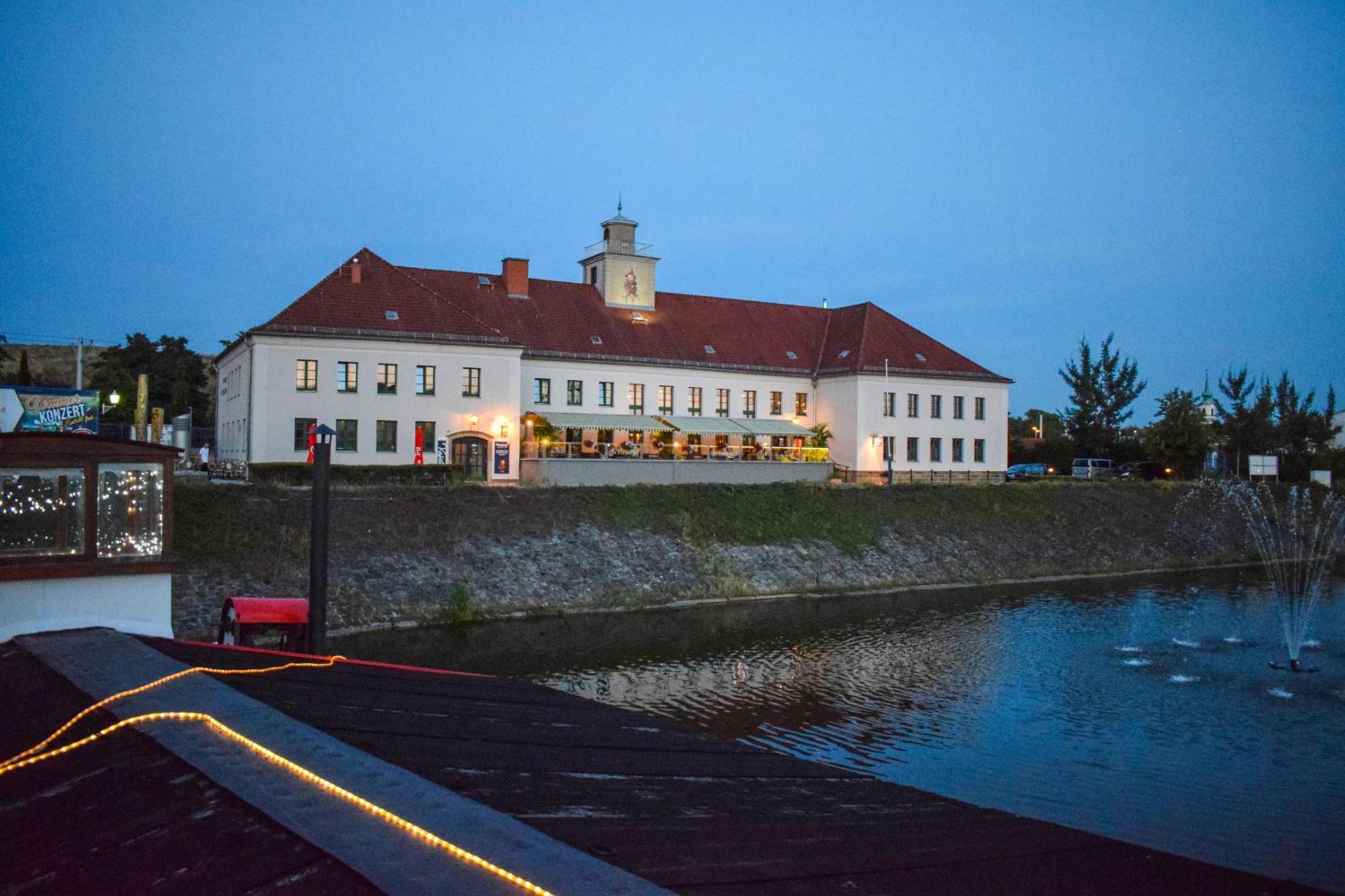 Restaurant Und Pension Alberthafen Dresden Eksteriør billede